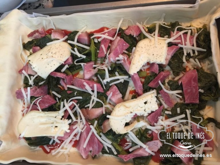 Colocamos sobre todo esto unos 4-5 trozos de queso de arzúa que es muy cremoso y echamos un poco de queso rallado.